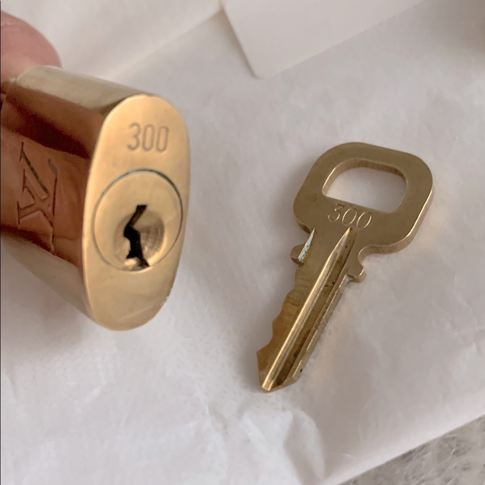 LV Louis Vuitton Goldtone Lock and Key with Unbranded Chain - Picture 5 of 8